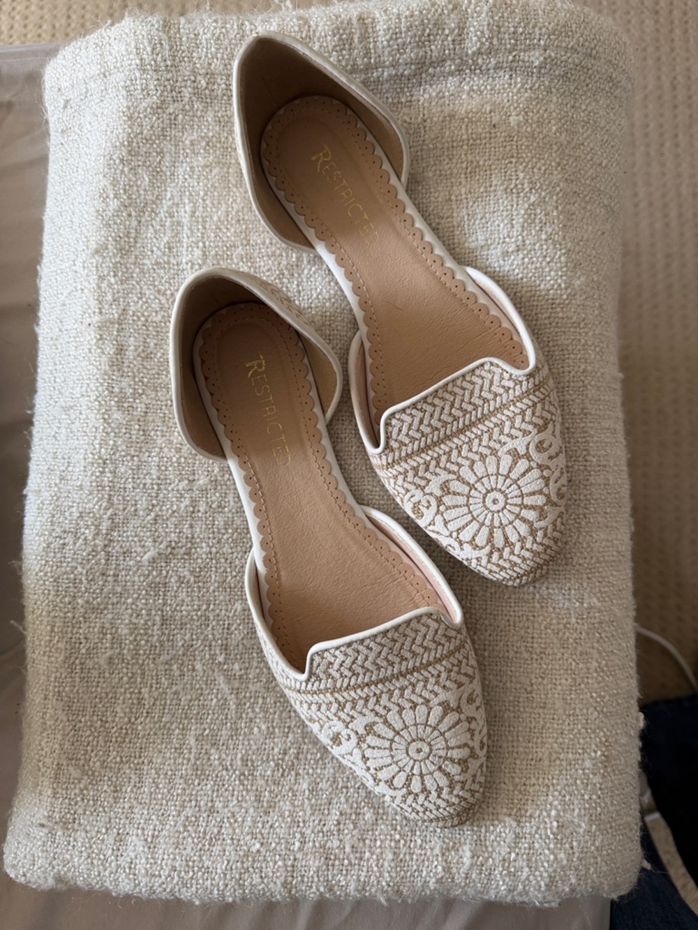 White Embroidered Pointed-Toe  Flats
